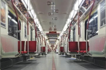 Foto op Plexiglas Interieur van lege metro auto met felrode stoelen © loga25