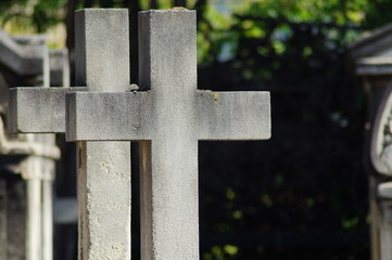 Doppelkreuz im Friedhof Passy von Paris - obrazy, fototapety, plakaty