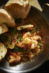 Garlic shrimps with bread 