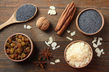 Raisins, poppies and almond flakes