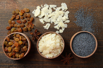 Raisins, poppies and almond flakes