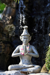 statue en pierre dans un parc autour d'un temple en Thailande