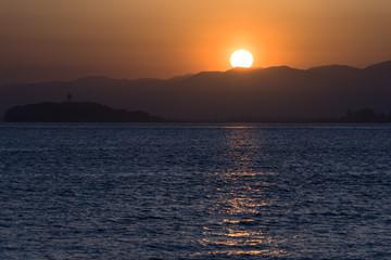 夕日　シルエット　海