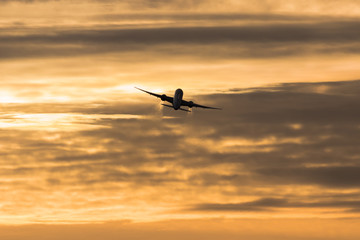 Cargo Maschine fliegt in den Sonnenuntergang © WWW.JET-PIX.DE