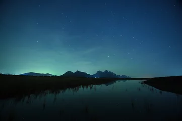 Gordijnen nachtelijke hemelsterren met Melkweg op bergachtergrond. © nimon_t