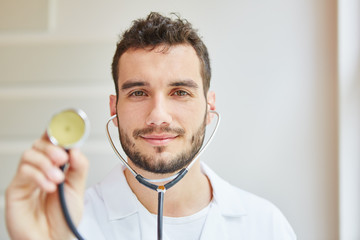 Doktor mit Stethoskop in der Praxis