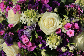 Fototapeta na wymiar Purple and white wedding bouquet