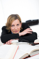 überforderte frau am schreibtisch