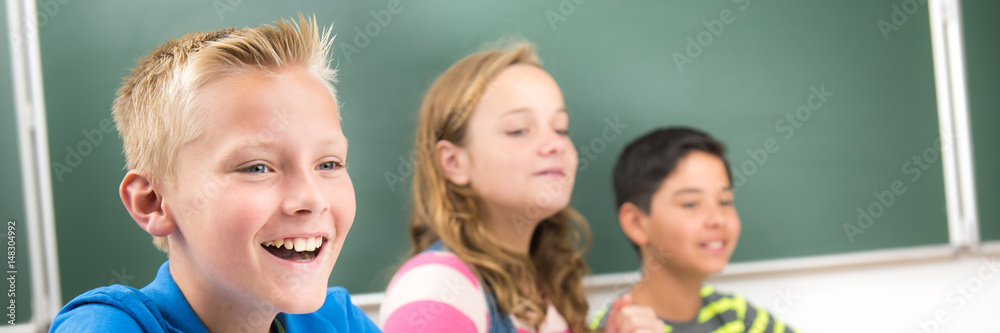 Poster glückliche kinder im unterricht