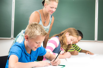 schüler mit der lehrerin im unterricht