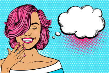Wow visage féminin pop art. Sexy jeune femme avec une coiffure frisée rose et les yeux fermés en riant. Illustration lumineuse vectorielle dans un style bande dessinée rétro pop art. Affiche d& 39 invitation à la fête.