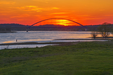 Fototapeta na wymiar Sunset River 2 / Sonnenuntergang über der Elbe und der Dömitzer Brücke, aufgenommen vom Elbufer in Dömitz (Mecklenburg - Vorpommern), am 30. April 2017.