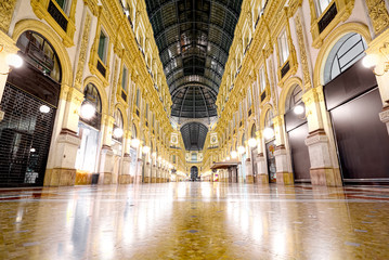 Obraz premium Night of Galleria Vittorio Emanuele II in Milan (wide angle)