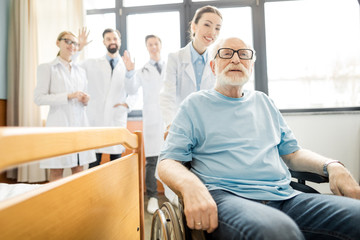 Fototapeta premium Lekarze i starszy pacjent