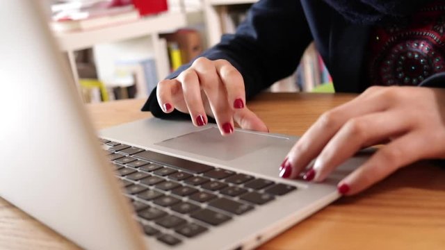 Businesswoman hands working in her laptop.
