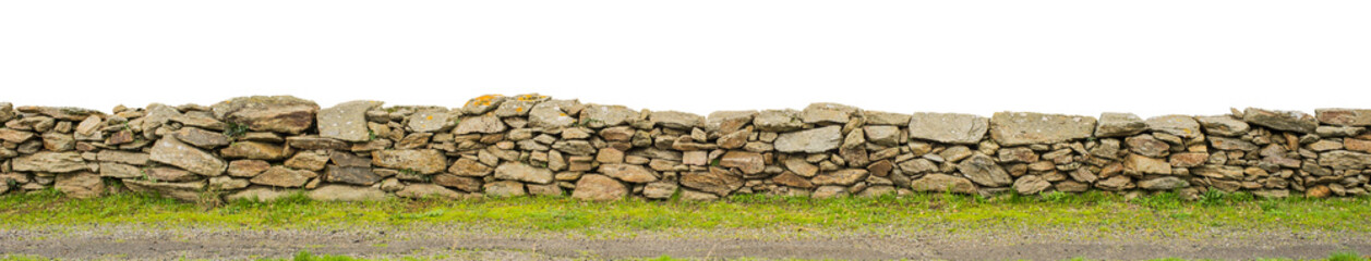Panorama einer unregelmäßigen Gartenmauer als Trockenmauer aus Bruchstein - Panorama of a...