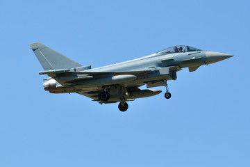 Fototapeta na wymiar Eurofighter Typhoon aterrizando
