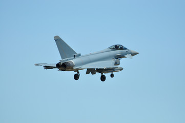 Fototapeta na wymiar Avión de combate Eurofighter aterrizando
