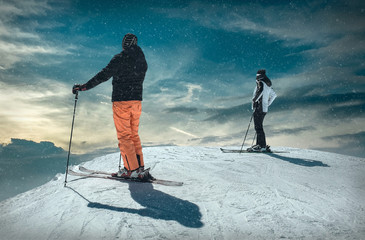 Hommes et femmes sur le ski avant l& 39 action sportive aux beaux jours autour