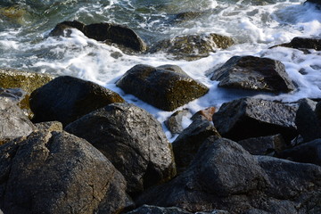 море с каменистым берегом
