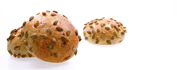 Kürbiskernbrötchen auf weißem Hintergrund im Panorama