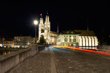 Fototapeta na wymiar Nachtaufnahme mit Blick über die Münsterbrücke mit Lichtspuren Richtung Grossmünster und Helmhaus