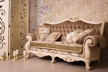 A luxurious interior in the vintage style