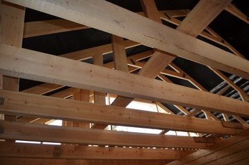 Fototapeta na wymiar крыша дома в процессе постройки