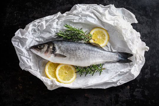 Frischer Loup de Mer Wolfsbarsch mit Zitrone und Rosmarin in Papier