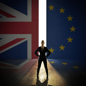 Portal in einer Wand mit UK- und EU-Flagge