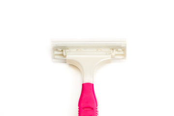 Maquinilla de afeitar de plástico sobre fondo blanco aislado. Vista superior