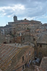 Fototapeta na wymiar Über den Dächern von der alten Stadt Volterra in Italien 