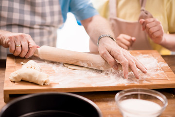 Obraz na płótnie Canvas grandfather and granddaughter making dough