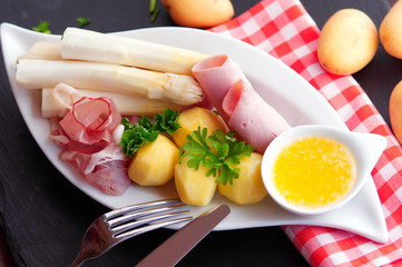 Spargel Essen Tradiotionell gekochter Spargel mit Schinken und Kartoffeln sowie Soße Holländisch 