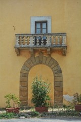Alter Balkon aus Stein mit Steinbogen  in der Toskana, Italien