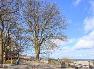 Ustka na polskim pomorzu na p&oacute;łnoc od Słupska. Nadmorska promenada oświetlona południowym słońcem 