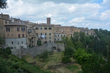 Fototapeta na wymiar Panorama eines Stadtteils in Volterra , Italien