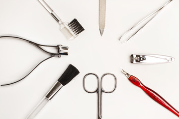 Manicura accesorios sobre un fondo blanco liso y aislado. Vista superior y de cerca. Copy space