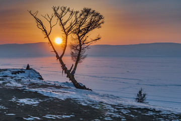 Zachód słońca nad jeziorem Bajkał, wyspa Olchon, Syberia, Rosja - obrazy, fototapety, plakaty