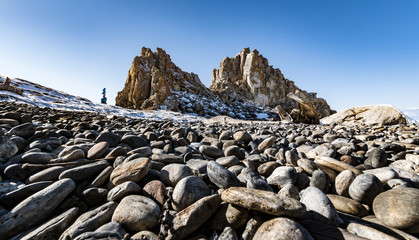 Skała "Szamanka" Chużyr, Olchon, jezioro Bajakał © Rafał Bachanek