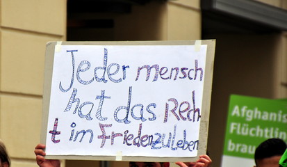 Transparent für das Recht auf ein Leben in Frieden auf einer Demo