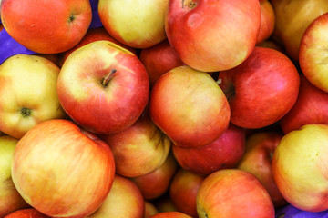 Fototapeta na wymiar Group of fresh red apples in the market