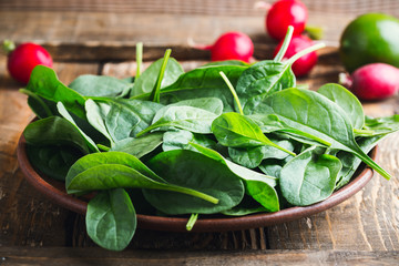  Fresh spinach leaves in ceramic bowl