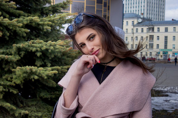 Красивая молодая русская девушка в парке у реки. © irinaf24