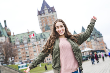 Quebec City scape met Chateau Frontenac en jonge tiener genieten van het uitzicht.