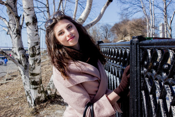 Красивая молодая русская девушка в парке у реки. © irinaf24