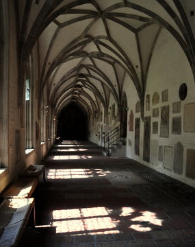 Blick in den sp&auml;tgotischen Kreuzgang