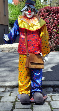 Farbenfroher Clown in einer Fu&szlig;g&auml;ngerzone 