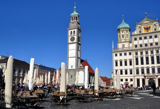 Blick &uuml;ber den Rathausplatz mit Kirche St. Peter und Rathaus