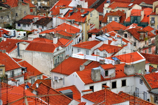 Blick &uuml;ber die roten D&auml;cher das Altstadt von Lissabon
